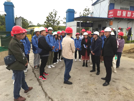土木工程系組織師生赴中鐵十七局畢節(jié)幼專二期建設(shè)項(xiàng)目施工現(xiàn)場(chǎng)參觀學(xué)習(xí)