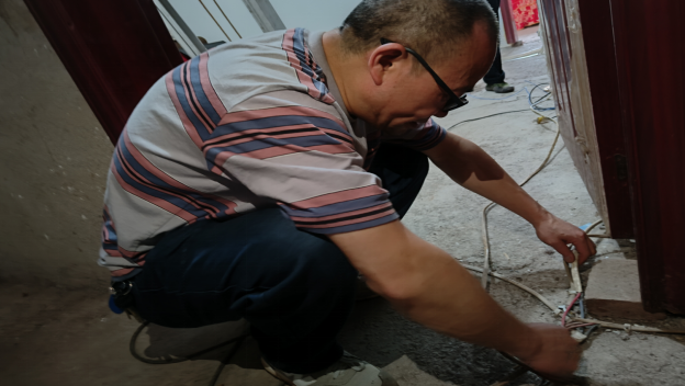 三下鄉(xiāng)“維修家電”實踐主題|畢節(jié)工業(yè)職業(yè)技術(shù)學(xué)院  “星與心源”暑假社會實踐團隊開展“上門為百姓服務(wù)”主題活動