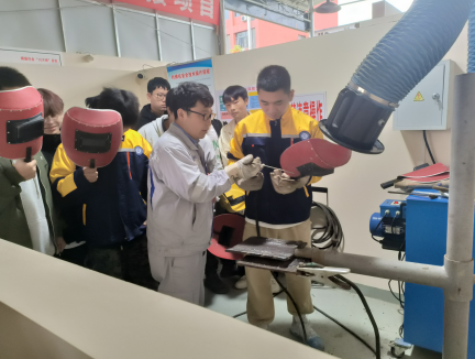 ?大國工匠進校園，一對一技能傳授 