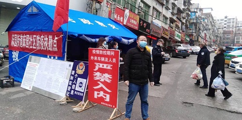 在逆境中前行，筑牢疫情防線 讓黨旗在防控疫情一線高高飄揚(yáng)