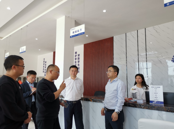 突出學史力行，為學生辦實事解難題 ——畢節(jié)工職院黨委書記李涌到學生事務(wù)服務(wù)中心、 學生宿舍走訪調(diào)研