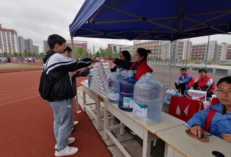 我為同學(xué)做件事——校園田徑運(yùn)動(dòng)會(huì)上移動(dòng)的“紅馬甲”