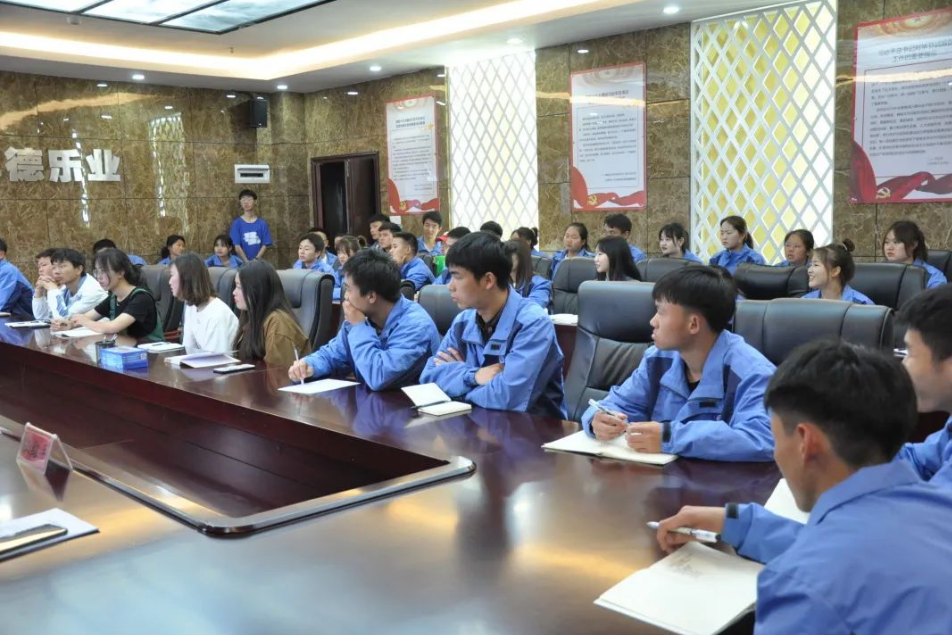 感謝你們?yōu)閷W(xué)院發(fā)展獻良策！