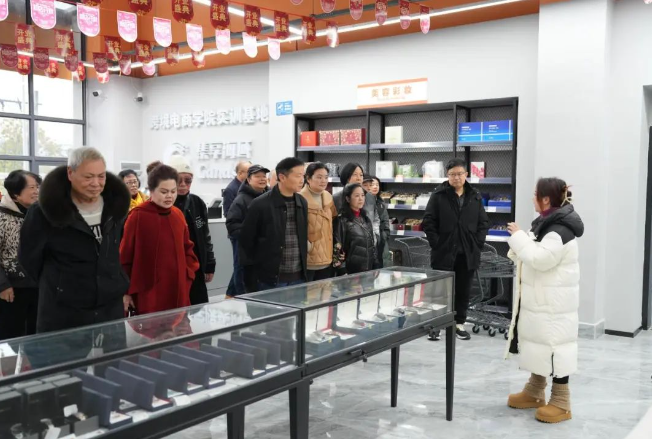 憶崢嶸歲月 話今朝發(fā)展——學(xué)院召開退休干部、教職工座談會(huì)