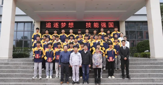 畢節(jié)工業(yè)職業(yè)技術(shù)學(xué)院舉辦“勞模工匠進(jìn)校園，匠心傳承育未來(lái)”系列活動(dòng)